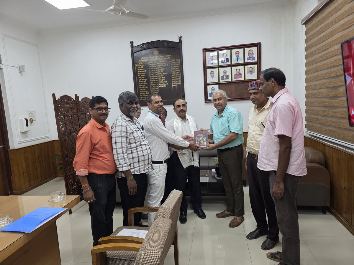 aismair1953's tweet photo. On 6th Aug. PCOM/NFR Shri Bibhuti Bhushan Gupta, AGM Shri Ramesh Kumar. Sr. DOM Shri Akhilesh Sharma. https://t.co/acHixthJg4