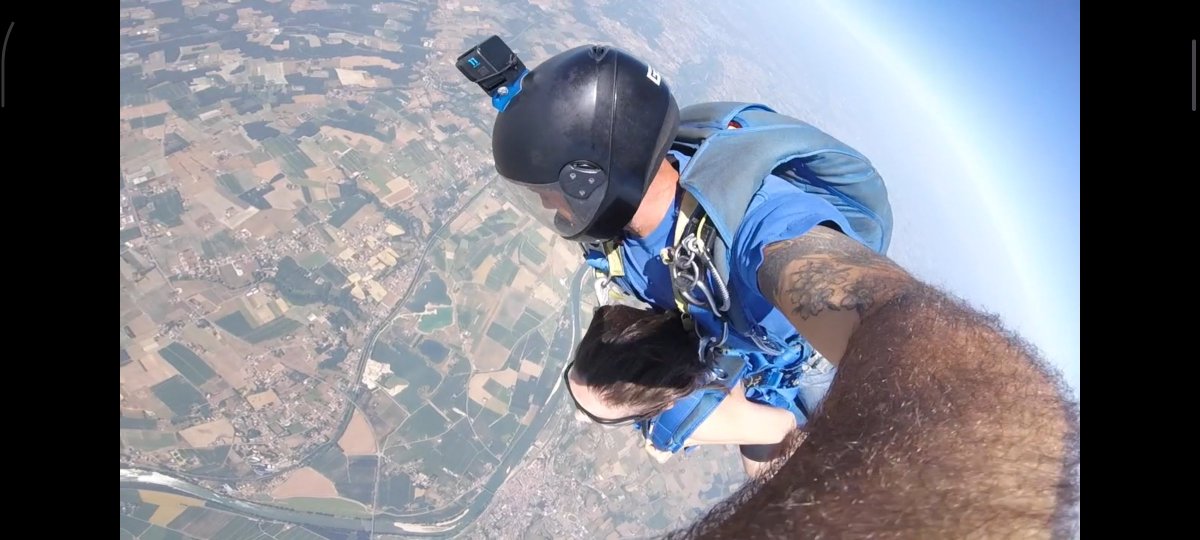 Chaaphoto's tweet photo. Ambre se demande beaucoup de choses, mais moi j'me demande ce qui m'a pris d'aller vérifier la gravité à 4000 mètres, juste par curiosité 🤣🌍 #JmeDemande #amberjadah https://t.co/HouivL4tbb