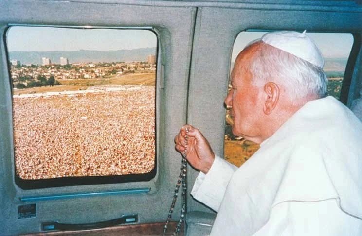 ArchDenver's tweet photo. On August 10, 1993, World Youth Day began in Denver. Cardinal Stafford took this photo of St. John Paul II flying over the Mile High City. What a blessing it was to welcome him 33 years ago!

St. John Paul II, pray for us. https://t.co/GI8BjkH7uJ