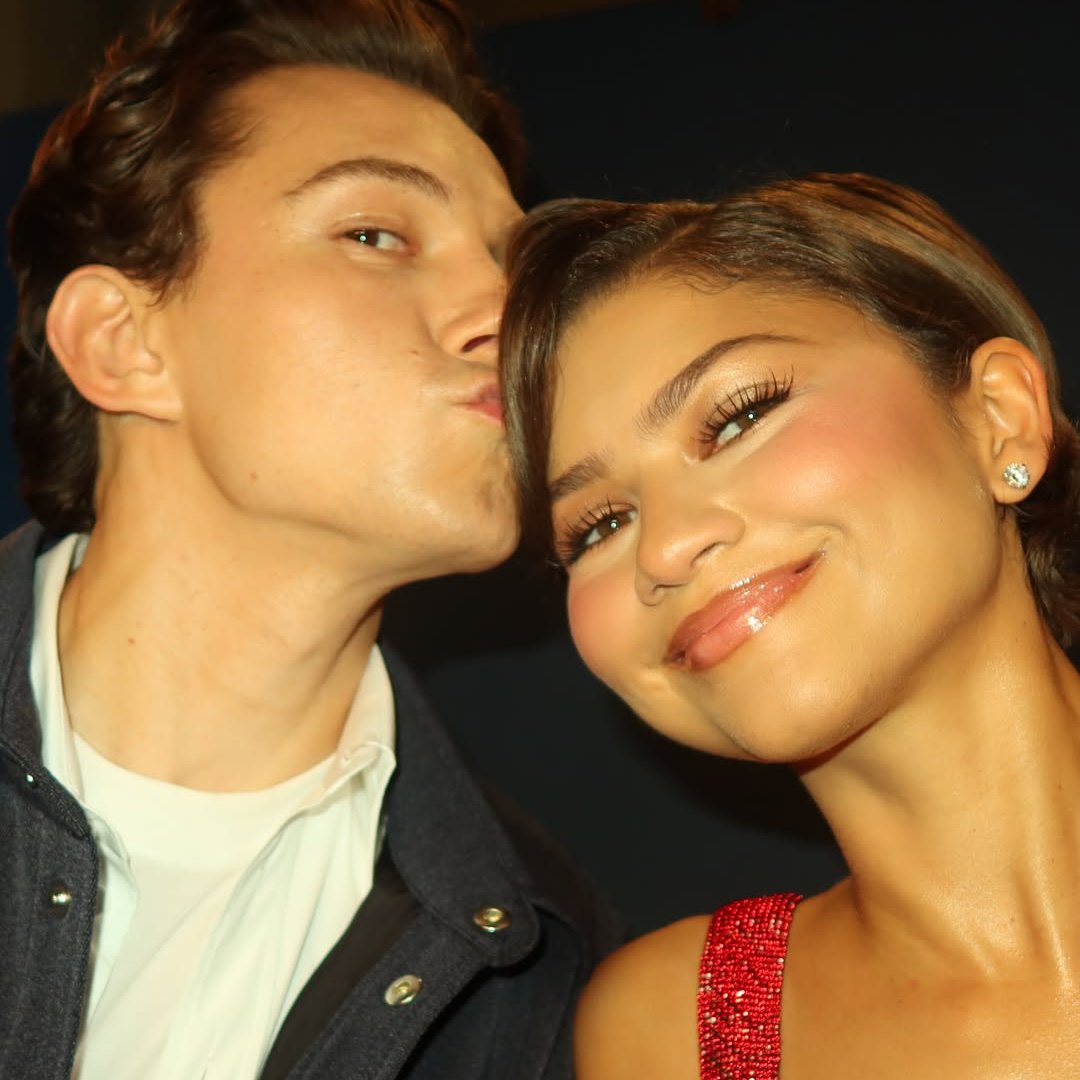 tracklist's tweet photo. Zendaya e Tom Holland celebraram o casamento com uma festa privada na última terça-feira (04), na Inglaterra. 💍

Segundo a PEOPLE, os atores se casaram no início deste ano e, nesta semana, reuniram familiares e amigos para celebrar a união. https://t.co/PKra5Bc70d