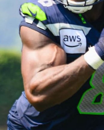 LETSSEATALK's tweet photo. #Seahawks got the incredible Hulk out here at RB 🤯💪 https://t.co/RFXG635lb7