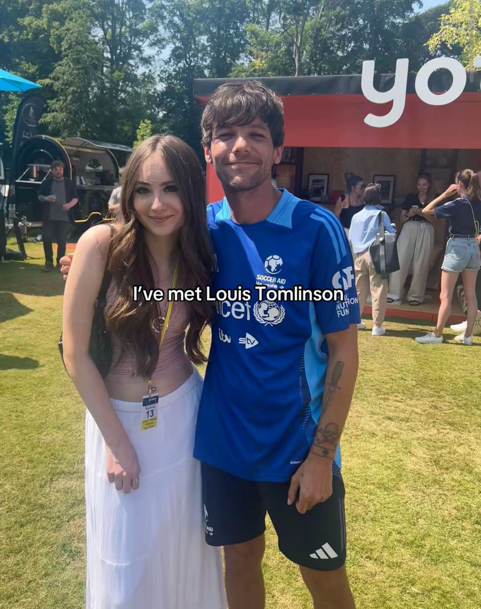 LouisWT91World's tweet photo. 📸| Louis Tomlinson with a fan last year! 

via emilyesny https://t.co/cW4dJTnH3H