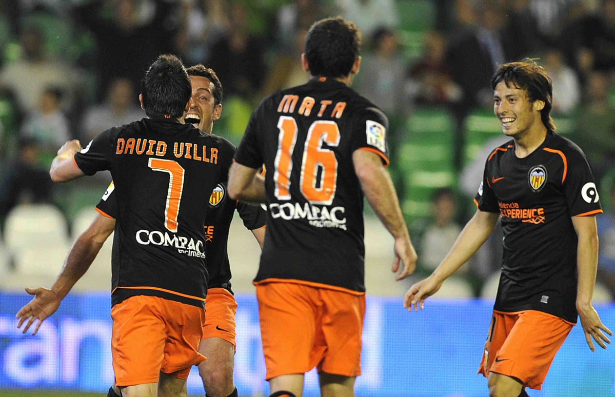 mauriciojornal_'s tweet photo. Em 2010, o Valencia chegou às quartas da Europa League e foi eliminado para o Atleti.

O time era conhecido por "botar medo" nos adversários e terminou em 3º no Espanhol, com 21 gols de David Villa.

Mas, afinal, quem mais estava nesse elenco?

Segue o fio! https://t.co/akppqtDF1k