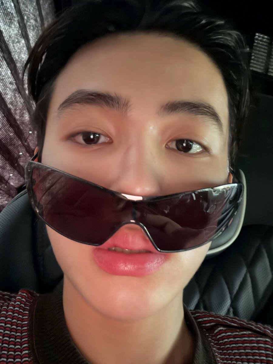 prettyyhyeon's tweet photo. i love his silly selca sm <3 https://t.co/V9e7lXfXZT
