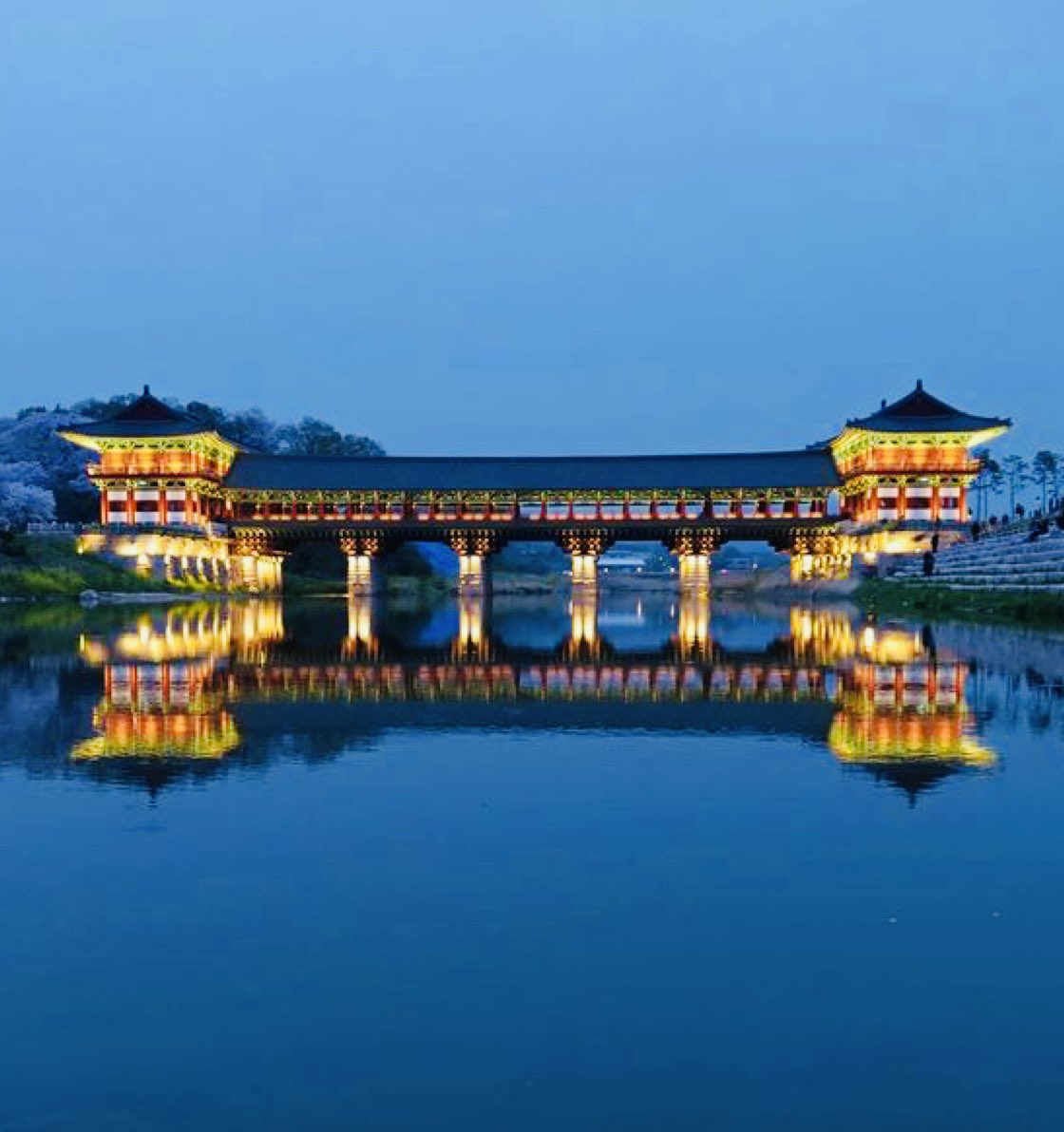 CoreaHoy's tweet photo. 🏛️ En el corazón de 🇰🇷 se esconde Gyeongju, un “museo al aire libre” que te transporta mil años atrás. Capital del antiguo reino Silla, esta ciudad Patrimonio UNESCO guarda templos milenarios, tumbas reales y la majestuosa gruta Seokguram. #Gyeongju #CoreaDelSur https://t.co/xRMbZXKrIV