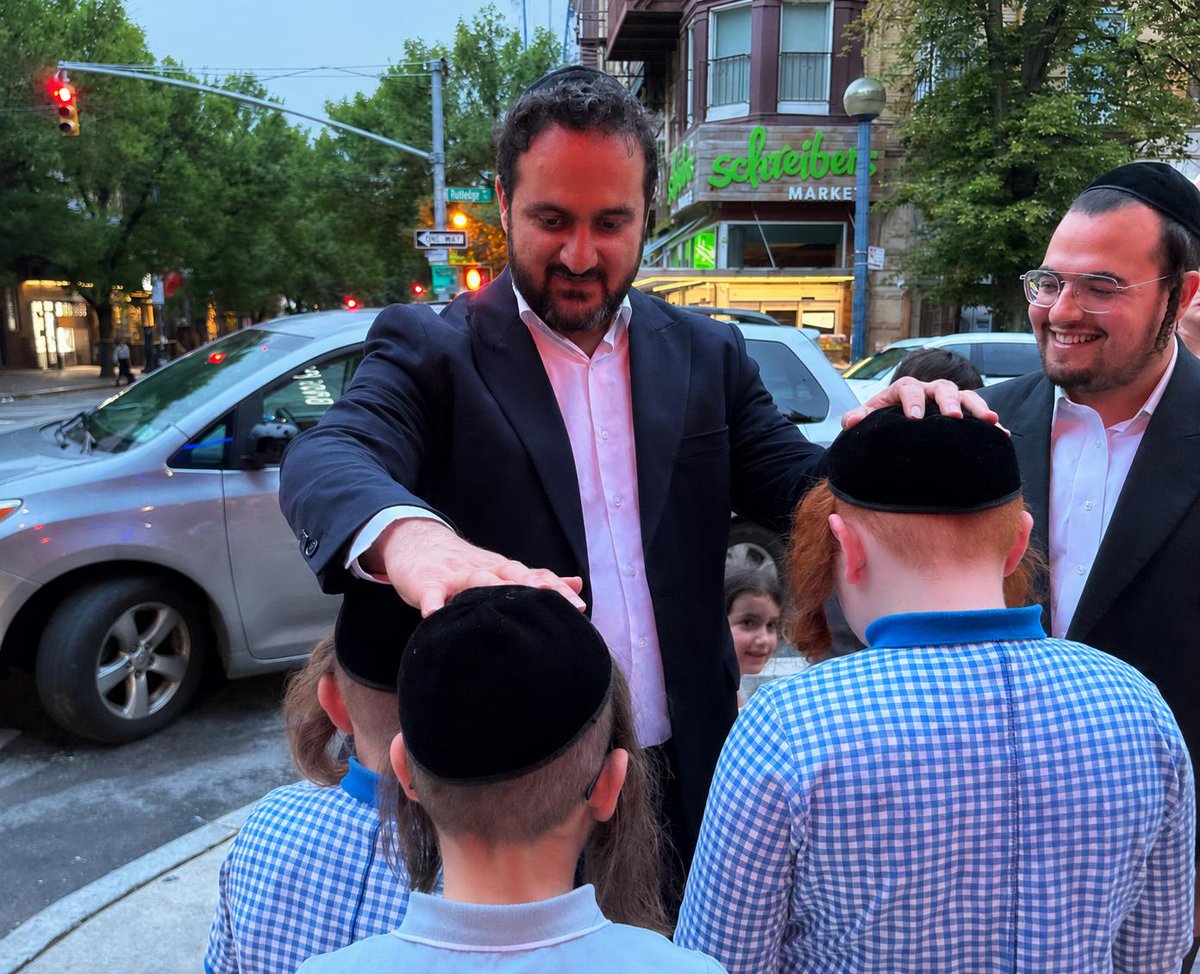 voiceofrabbis's tweet photo. Chief Rabbi of Iran Visits Williamsburg, Brooklyn

A Rare & Historic Meeting Bridging Two Jewish Worlds,

Rabbi Yehuda Gerami, Chief Rabbi of Iran, was hosted by Reb Moshe Klein in Williamsburg, Brooklyn, shared insights on Jewish life in Tehran, Shiraz & Isfahan, and visited local synagogues during his short stay in New York.