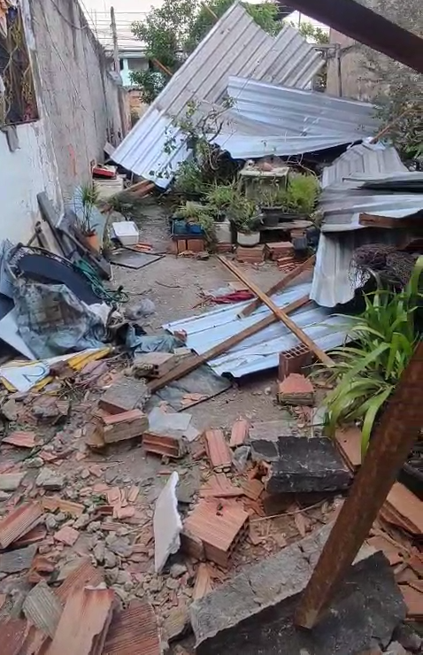 lekukie_'s tweet photo. A few days ago my city was hit with pretty strong winds, and my roof was unfortunately fully blown into my frontyard. Kosmic set up a GoFundMe towards fixing the roof, and we've already surpassed 60%! If you're feeling generous and want to support, I'd highly appreciate it 🙏 https://t.co/XL9hp5cizY