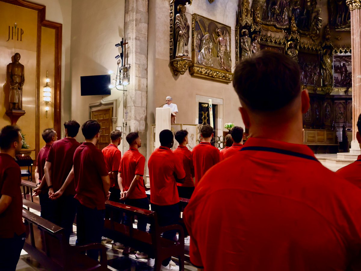 TerrassaFC's tweet photo. ⛪️Visitem al bisbe a la Catedral del Sant Esperit de Terrassa abans de l’inici de temporada.

💐Hem fet entrega d’una ofrena floral i una samarreta signada per tota la plantilla. 

#TerrassaFC #AmuntTerrassa https://t.co/hJgZm7L0i5
