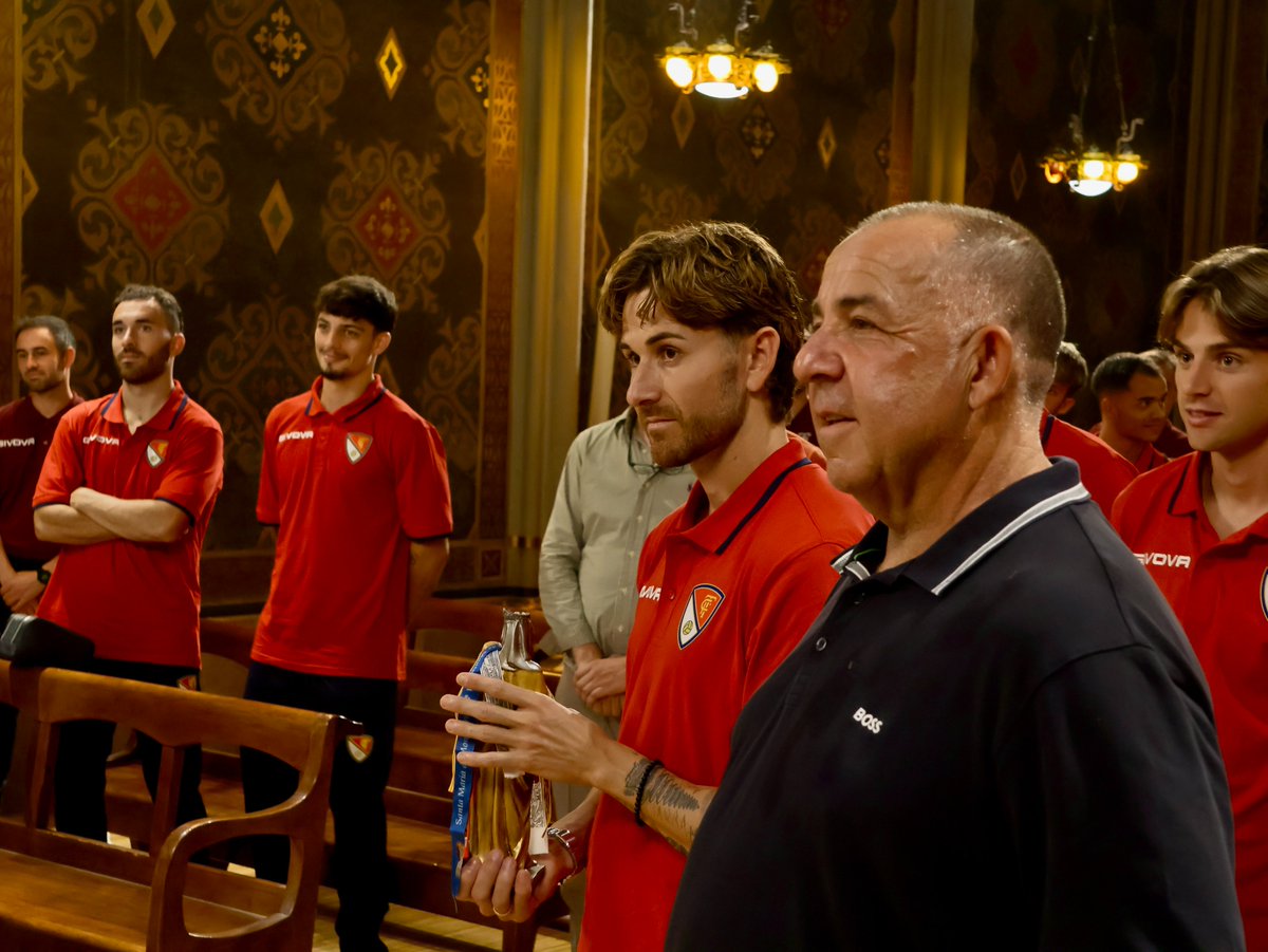TerrassaFC's tweet photo. ⛪️Visitem al bisbe a la Catedral del Sant Esperit de Terrassa abans de l’inici de temporada.

💐Hem fet entrega d’una ofrena floral i una samarreta signada per tota la plantilla. 

#TerrassaFC #AmuntTerrassa https://t.co/hJgZm7L0i5