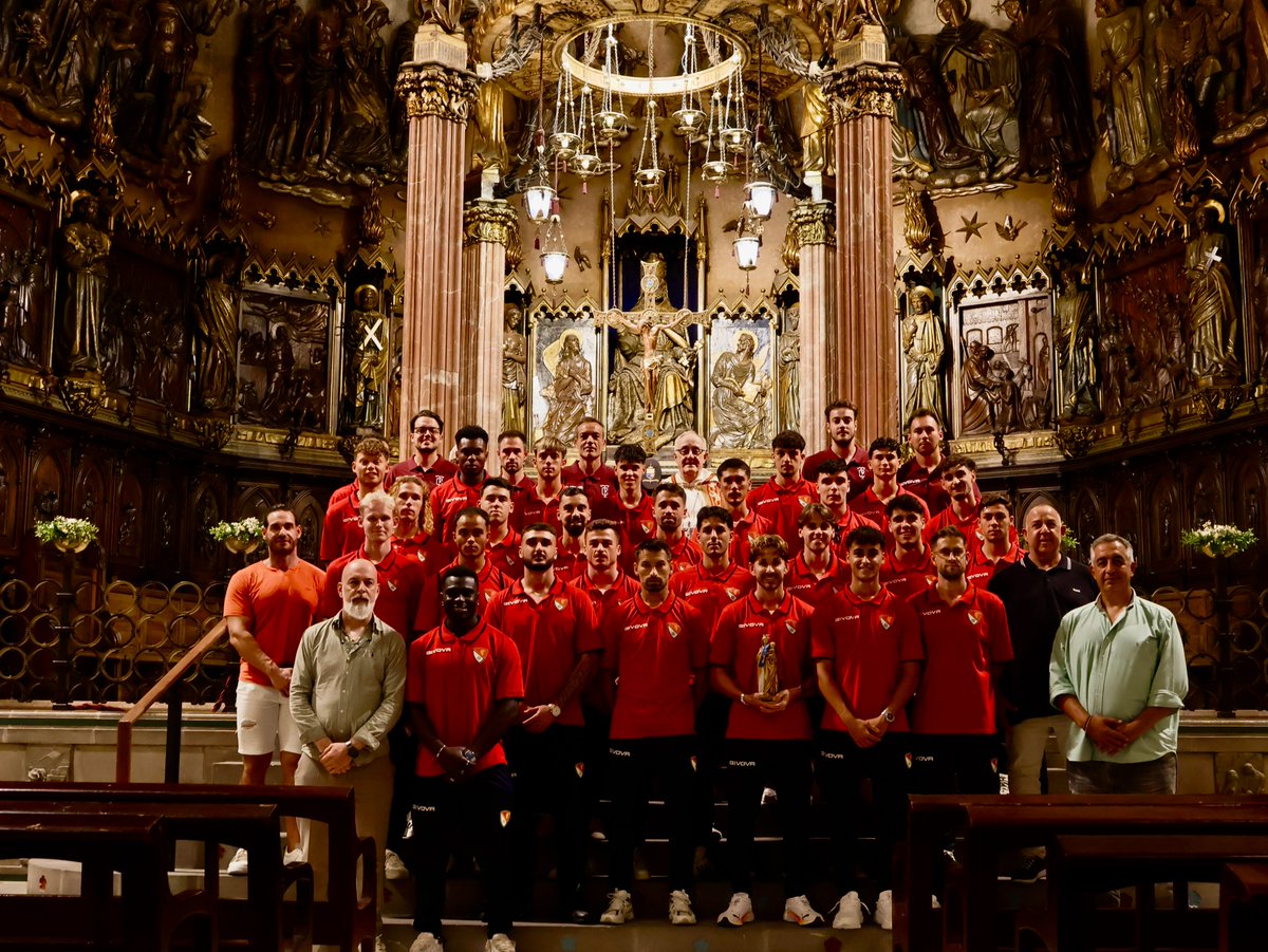 TerrassaFC's tweet photo. ⛪️Visitem al bisbe a la Catedral del Sant Esperit de Terrassa abans de l’inici de temporada.

💐Hem fet entrega d’una ofrena floral i una samarreta signada per tota la plantilla. 

#TerrassaFC #AmuntTerrassa https://t.co/hJgZm7L0i5