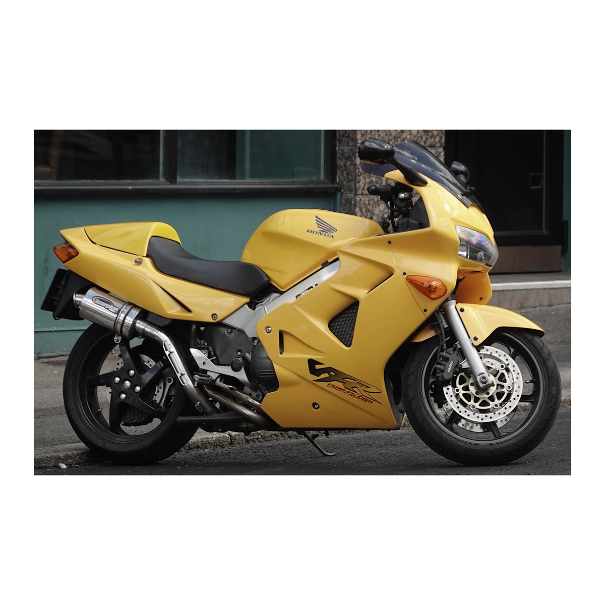 TR6STD3ACID's tweet photo. Honda VFR Yellow Motorcycle

#streetphotography #photography #street #streets #StreetStyle #honda #motorcycle #motorcycles #motorbike #motorbikes #bike #bikes #biker #bikers #mc #motorcycleclub #rider #reiders #ride #riding #yellow #wheel #wheels #motorcycling #motorbiking #race https://t.co/eQBNOTGwdD