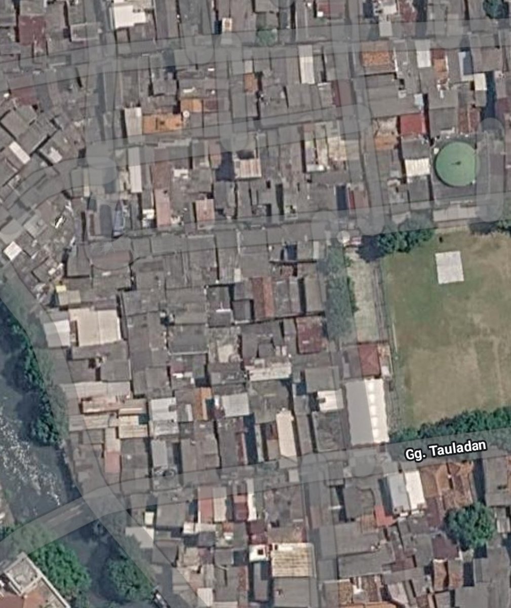 stravenues's tweet photo. Malam-malam overthinking karena foto yang gue ambil beberapa hari yang lalu di sekitar Benhil. Permukiman informal begini ga nyampe 2 km dari Sudirman, dan jelas ada di tengah kota.

Kumuh, jarak antar bangunan hampir ga ada, rumahnya sempit, dan berbahaya.

Di sisi lain, dengan kondisi hunian yang jauh dari kata layak dan terlalu dipaksakan ini, masih banyak orang terutama kelas menengah yang sulit buat punya rumah di sekitar pusat kota.

Dibilang pelanggaran? Ga salah. Tapi 'pelanggaran' ini pun malah diakomodasi dalam rencana tata ruang, tanpa ada usaha untuk merumahkan kembali secara layak. Keliatan di gambar 3, kalau semuanya diakomodasi as it is kalau dibandingkan dengan citra udara eksisting (gambar 2).

Solusi yang paling possible untuk bisa menjadikan hunian lebih layak huni, efisien, dan meningkatkan angka kepemilikan hunian adalah dengan pembangunan hunian vertikal mid-rise.

Namun, karena ini menyangkut penghidupan banyak orang, proses bottom up penting supaya semua kebutuhan warga setempat bisa diakomodasi dalam model hunian yang baru.

Warga menyampaikan kebutuhan
Perencana/arsitek komunitas menerjemahkan
Warga kembali memberi masukan
Pemerintah meregulasi

Terlihat simpel tapi sebenernya engga. Banyak layer dan usaha yang harus dilakukan.