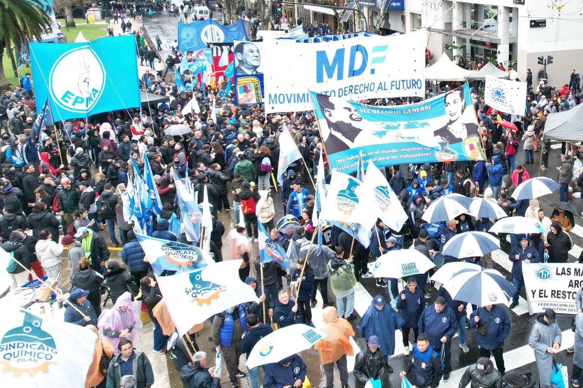 patriaeselotrok's tweet photo. ☀️🇦🇷 Ya estamos en la Plaza de los Dos Congresos encolumnados con el @MOVIMIENTODAF para defender, hoy y siempre, a la tierra argentina y nuestra soberanía.
Argentina no se entrega: se defiende. https://t.co/h0lVtw7pRV