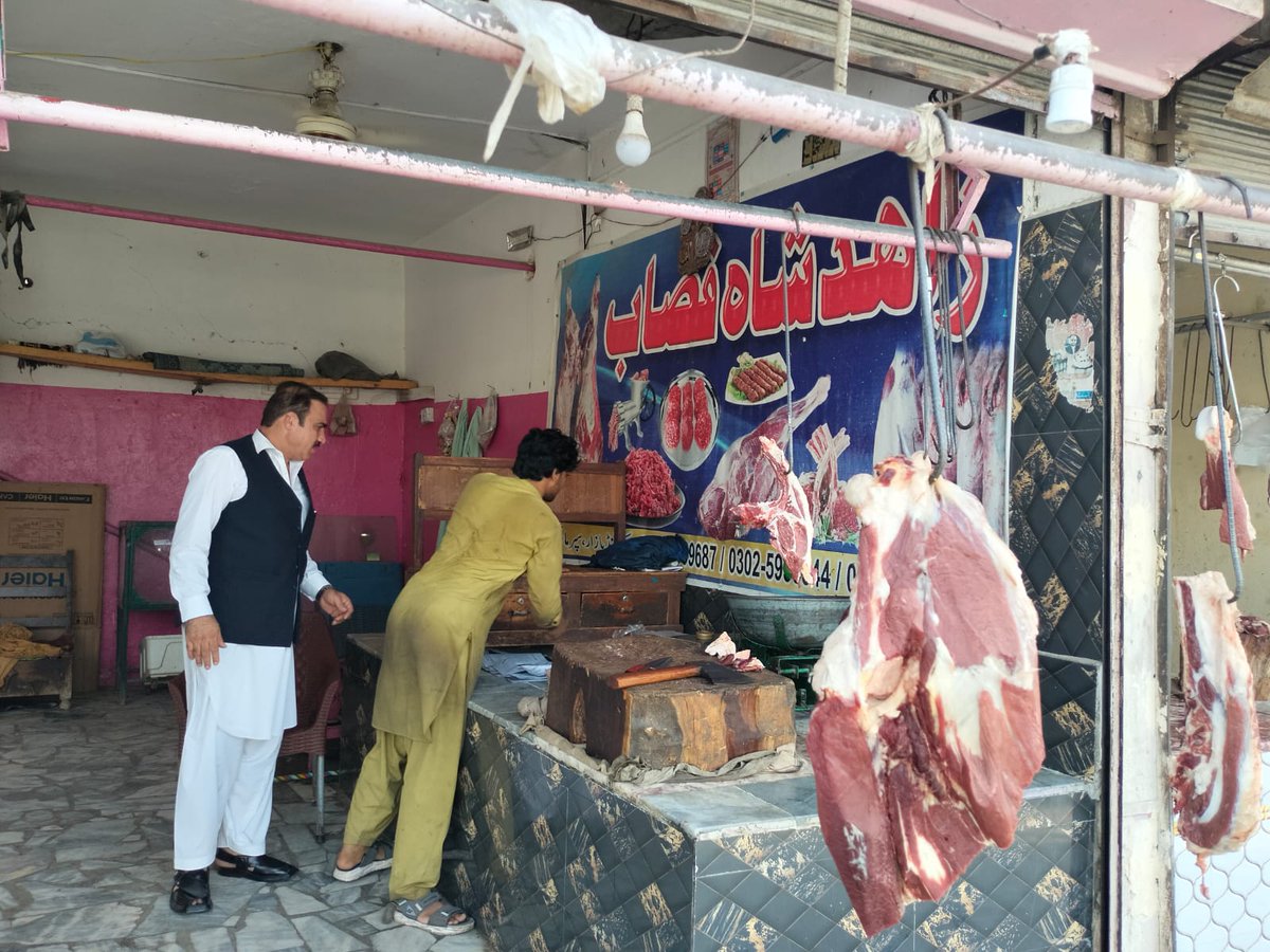 dc_mohmand's tweet photo. عوامی حقوق کے تحفظ کیلےضلعی انتظامیہ کا مختلف بازاروں کے دورے، اشیائے ضروریہ، صفائی اور نرخ ناموں کا معائنہ کیا۔ دکانداروں کو زائد قیمتوں اور غیر معیاری اشیاء کے خلاف سخت ہدایات جاری۔ تحصیلدار صافی، نائب تحصیلدار یکہ غونڈ، پنڈیالی و امبار نے بھی بازاروں کا دورہ کیا۔ https://t.co/MifHAazMux