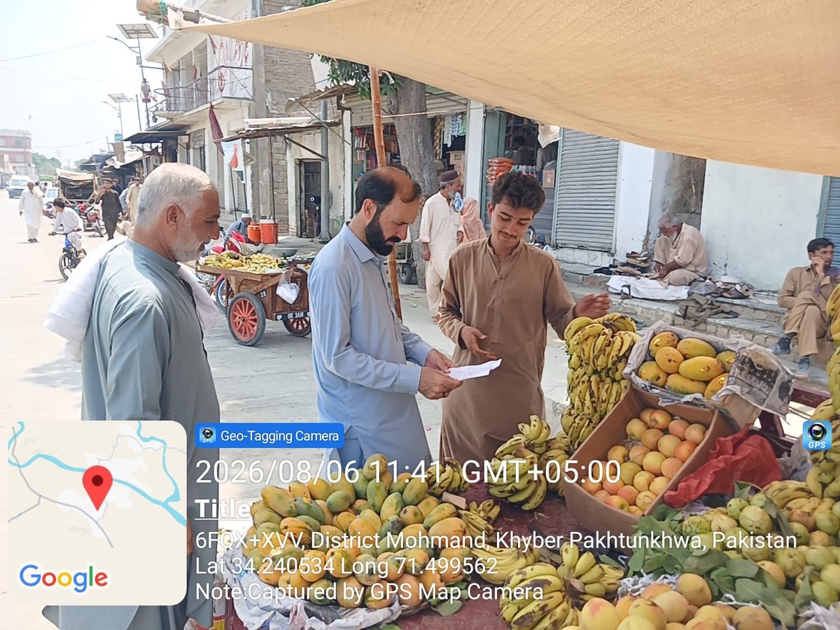 dc_mohmand's tweet photo. عوامی حقوق کے تحفظ کیلےضلعی انتظامیہ کا مختلف بازاروں کے دورے، اشیائے ضروریہ، صفائی اور نرخ ناموں کا معائنہ کیا۔ دکانداروں کو زائد قیمتوں اور غیر معیاری اشیاء کے خلاف سخت ہدایات جاری۔ تحصیلدار صافی، نائب تحصیلدار یکہ غونڈ، پنڈیالی و امبار نے بھی بازاروں کا دورہ کیا۔ https://t.co/MifHAazMux
