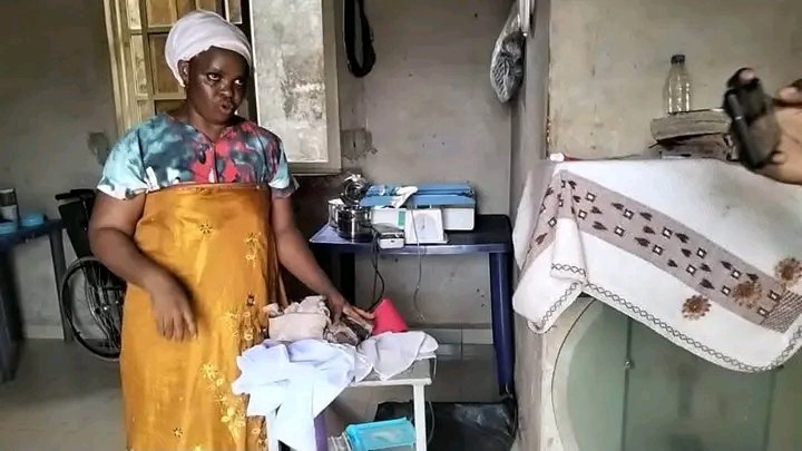 HumanStor's tweet photo. Shocking discovery in Anambra🚨: A woman allegedly carried out surgeries, including Caesarean sections, without being a licensed medical doctor. Authorities have shut down the facility. https://t.co/DkfCyEoEBq