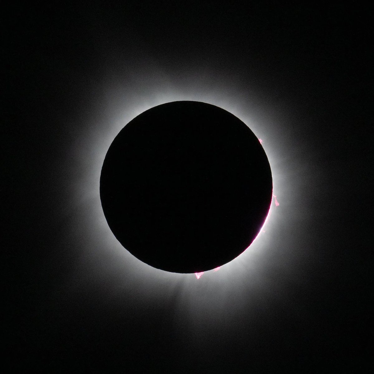 valuetainment's tweet photo. NEW: Three major celestial events will converge on August 12:

▪️A six-planet alignment
▪️A total solar eclipse
▪️100 meteors per hour after dark https://t.co/zpFgbCoq7m