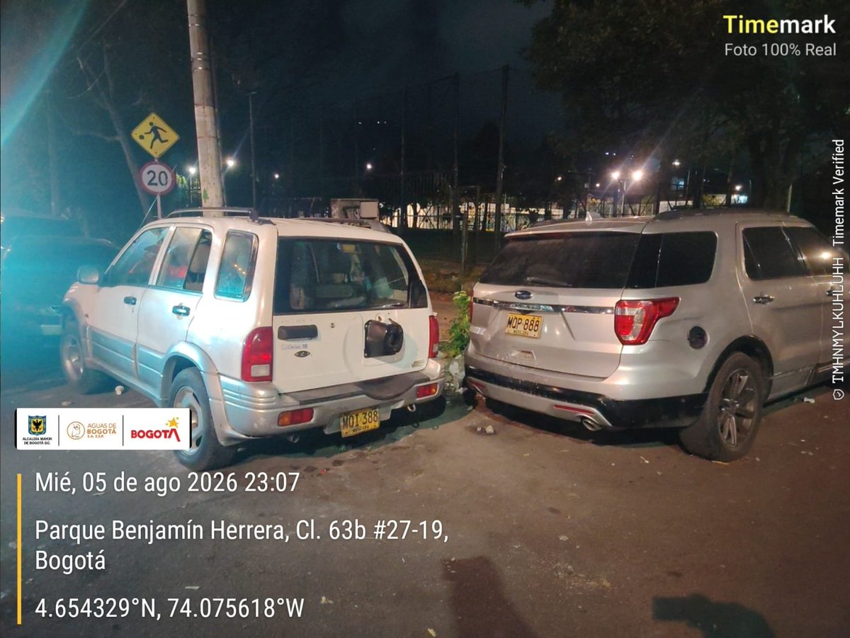 samirabisambra's tweet photo. Le he solicitado desde hace más de 6 meses a la @AlcaldiaBunidos y a la @Uaesp la coordinación para recuperar un punto crítico en el parque Benjamín Herrera.

No obstante, estos carros abandonados por más de 1 año lo impiden.

Dra. @Maferoc le solicito operativo para retirarlos. https://t.co/ZIkY9Nh6Pz