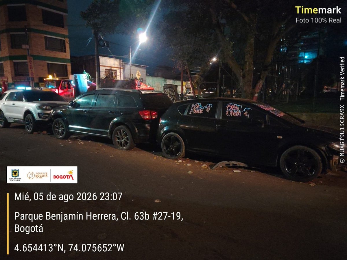 samirabisambra's tweet photo. Le he solicitado desde hace más de 6 meses a la @AlcaldiaBunidos y a la @Uaesp la coordinación para recuperar un punto crítico en el parque Benjamín Herrera.

No obstante, estos carros abandonados por más de 1 año lo impiden.

Dra. @Maferoc le solicito operativo para retirarlos. https://t.co/ZIkY9Nh6Pz