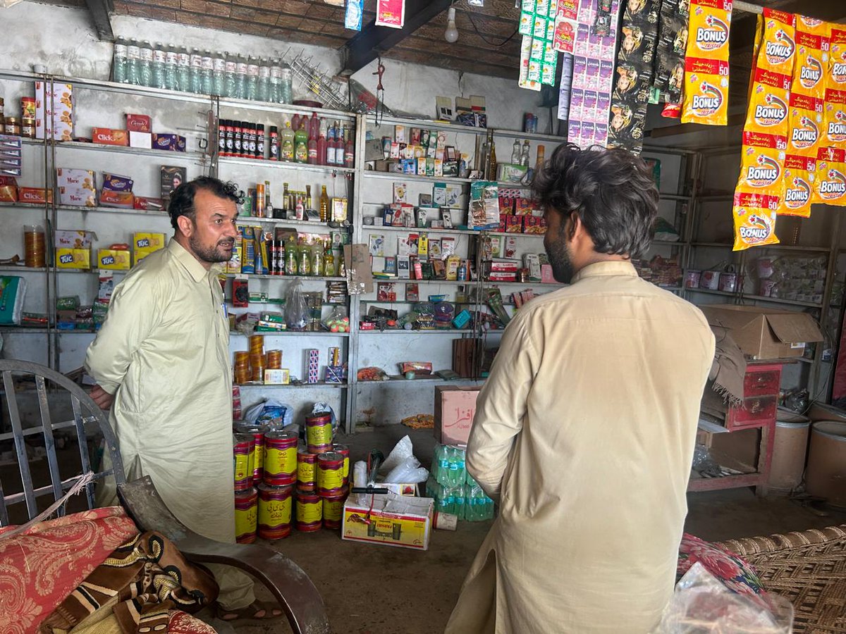 dc_mohmand's tweet photo. عوامی حقوق کے تحفظ کیلےضلعی انتظامیہ کا مختلف بازاروں کے دورے، اشیائے ضروریہ، صفائی اور نرخ ناموں کا معائنہ کیا۔ دکانداروں کو زائد قیمتوں اور غیر معیاری اشیاء کے خلاف سخت ہدایات جاری۔ تحصیلدار صافی، نائب تحصیلدار یکہ غونڈ، پنڈیالی و امبار نے بھی بازاروں کا دورہ کیا۔ https://t.co/MifHAazMux