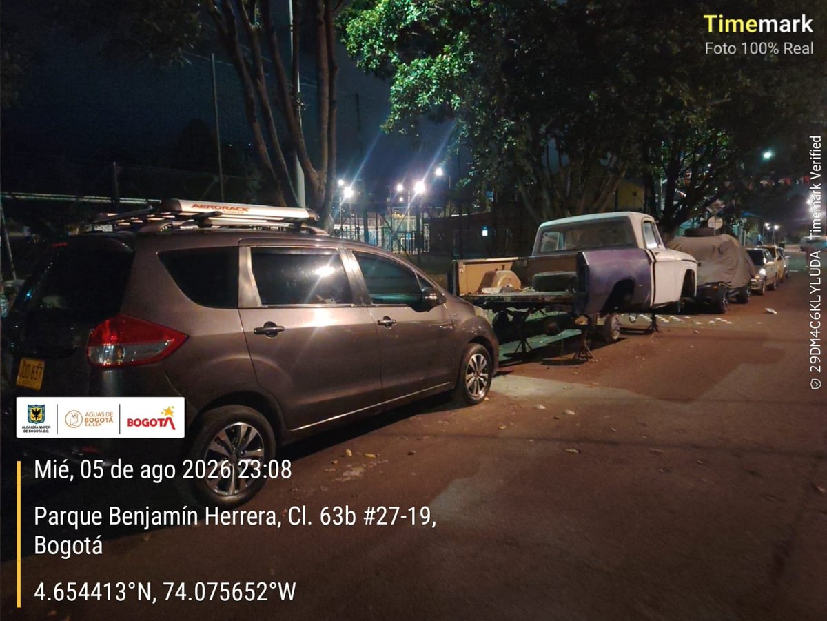 samirabisambra's tweet photo. Le he solicitado desde hace más de 6 meses a la @AlcaldiaBunidos y a la @Uaesp la coordinación para recuperar un punto crítico en el parque Benjamín Herrera.

No obstante, estos carros abandonados por más de 1 año lo impiden.

Dra. @Maferoc le solicito operativo para retirarlos. https://t.co/ZIkY9Nh6Pz