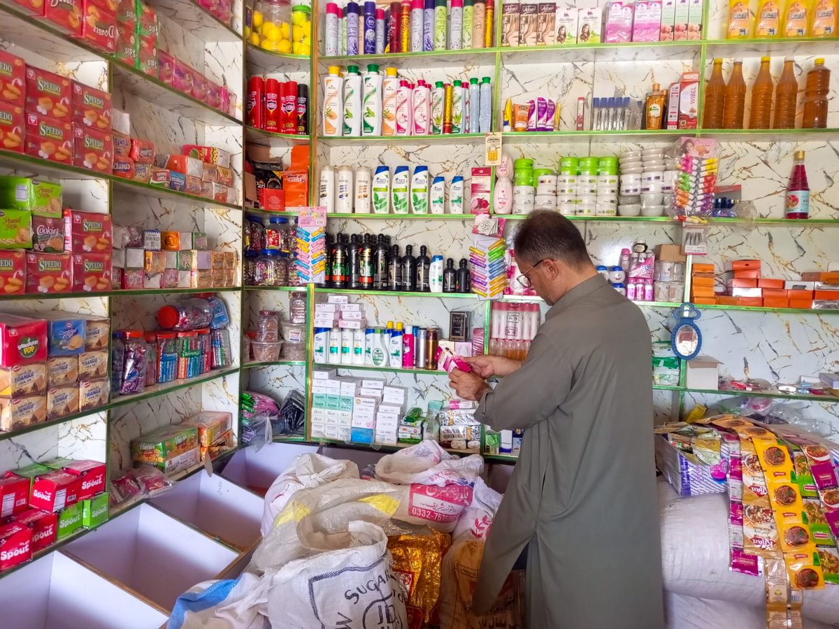 dc_mohmand's tweet photo. عوامی حقوق کے تحفظ کیلےضلعی انتظامیہ کا مختلف بازاروں کے دورے، اشیائے ضروریہ، صفائی اور نرخ ناموں کا معائنہ کیا۔ دکانداروں کو زائد قیمتوں اور غیر معیاری اشیاء کے خلاف سخت ہدایات جاری۔ تحصیلدار صافی، نائب تحصیلدار یکہ غونڈ، پنڈیالی و امبار نے بھی بازاروں کا دورہ کیا۔ https://t.co/MifHAazMux