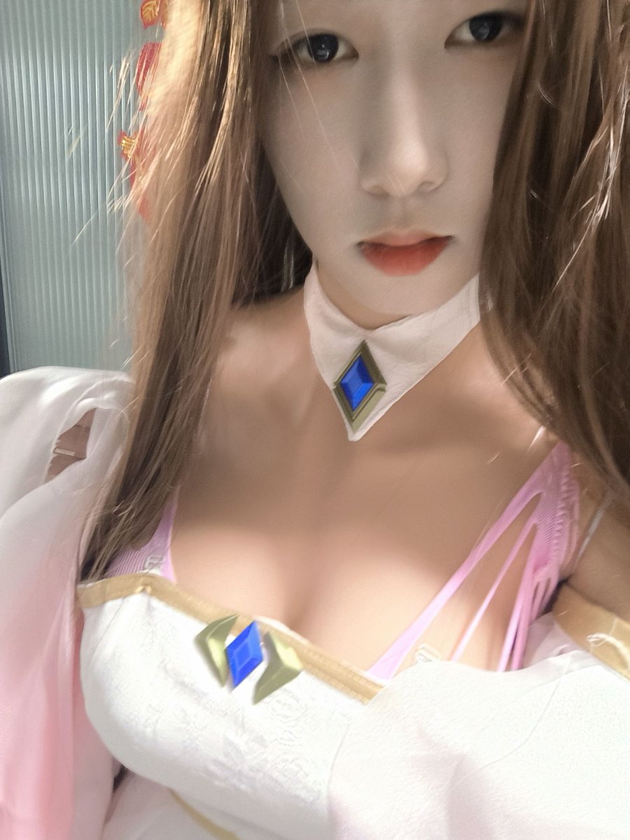 tsll520's tweet photo. 反差是不是有点大呢？ https://t.co/ytS0WrR8LY