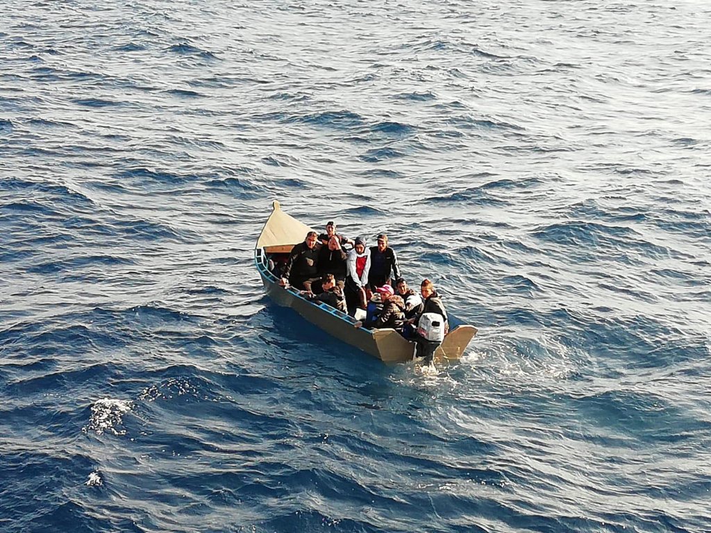 F_Desouche's tweet photo. Italie : un réseau d’immigration clandestine entre l’Algérie, la Sardaigne et la France démantelé. Un Algérien demandeur d’asile identifié comme le chef présumé de l’organisation https://t.co/8j7yzA5tH1 https://t.co/SjLkxiHMt3