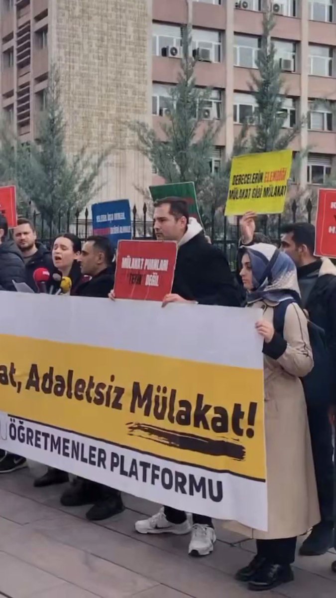 ogretmmen's tweet photo. Sabırla bekleyen öğretmenlerin umudunu dayanışma büyütüyor. Bizler çok sabrettik, çok yorulduk. Artık hakkımız olanı almak istiyoruz. 

#MülakataAtamaTabanMaaşaYasa https://t.co/SjbXiroXIm
