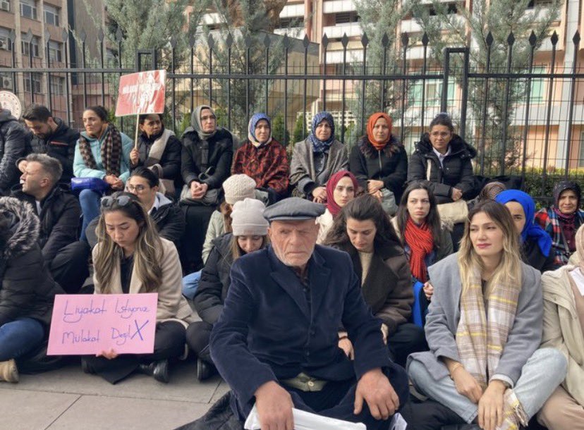 ogretmmen's tweet photo. Sabırla bekleyen öğretmenlerin umudunu dayanışma büyütüyor. Bizler çok sabrettik, çok yorulduk. Artık hakkımız olanı almak istiyoruz. 

#MülakataAtamaTabanMaaşaYasa https://t.co/SjbXiroXIm