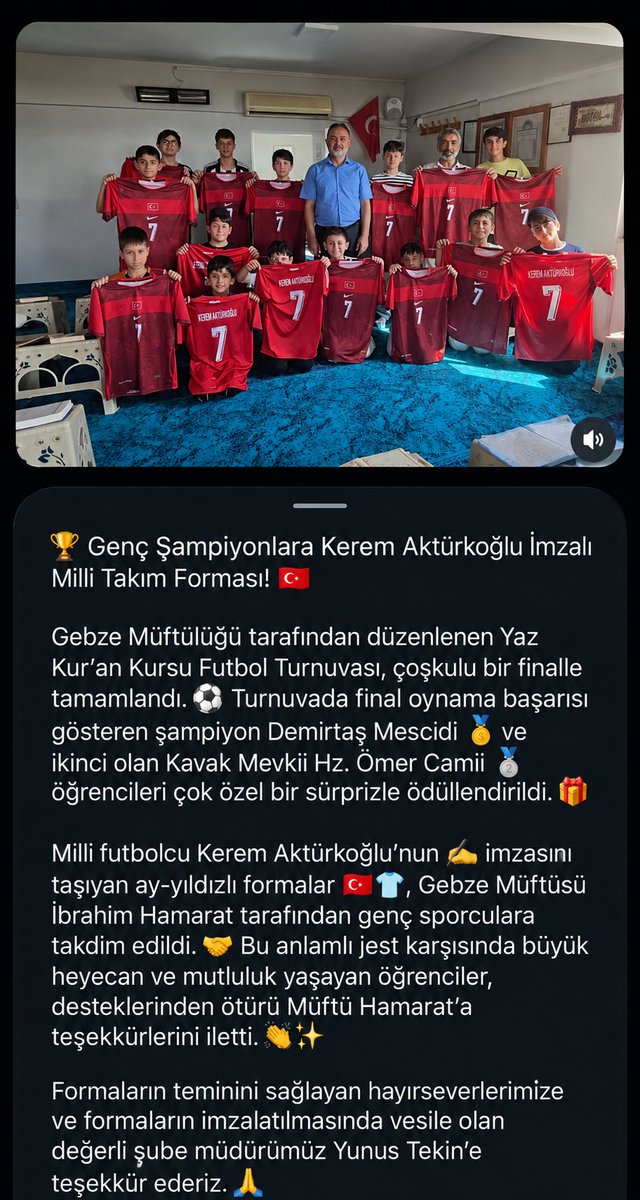 ceroli_07's tweet photo. çocuklara olan sevgisi gerçekten başka ya onları böyle mutlu ettiğini görmek çok güzel ben olsam ben de o imzalı formayı almak için heyecandan yerimde duramazdım🥹❤ https://t.co/Zs0pT7NURo