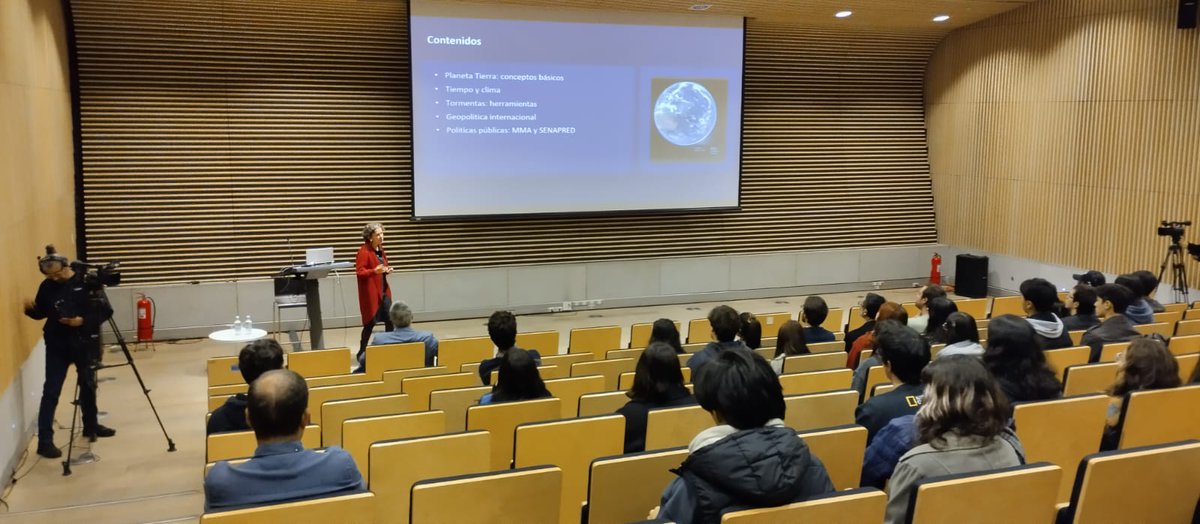 mmc_uchile's tweet photo. Comienza la charla magistral, "Física, datos y tormentas: Lo que nunca te contaron sobre estudiar el clima", con la académica @mmc_uchile @Dgf_uchile, Maisa Rojas. Sigue la transmisión en línea aquí: https://t.co/1w68G1dLWl https://t.co/Pj3KfudI4Y