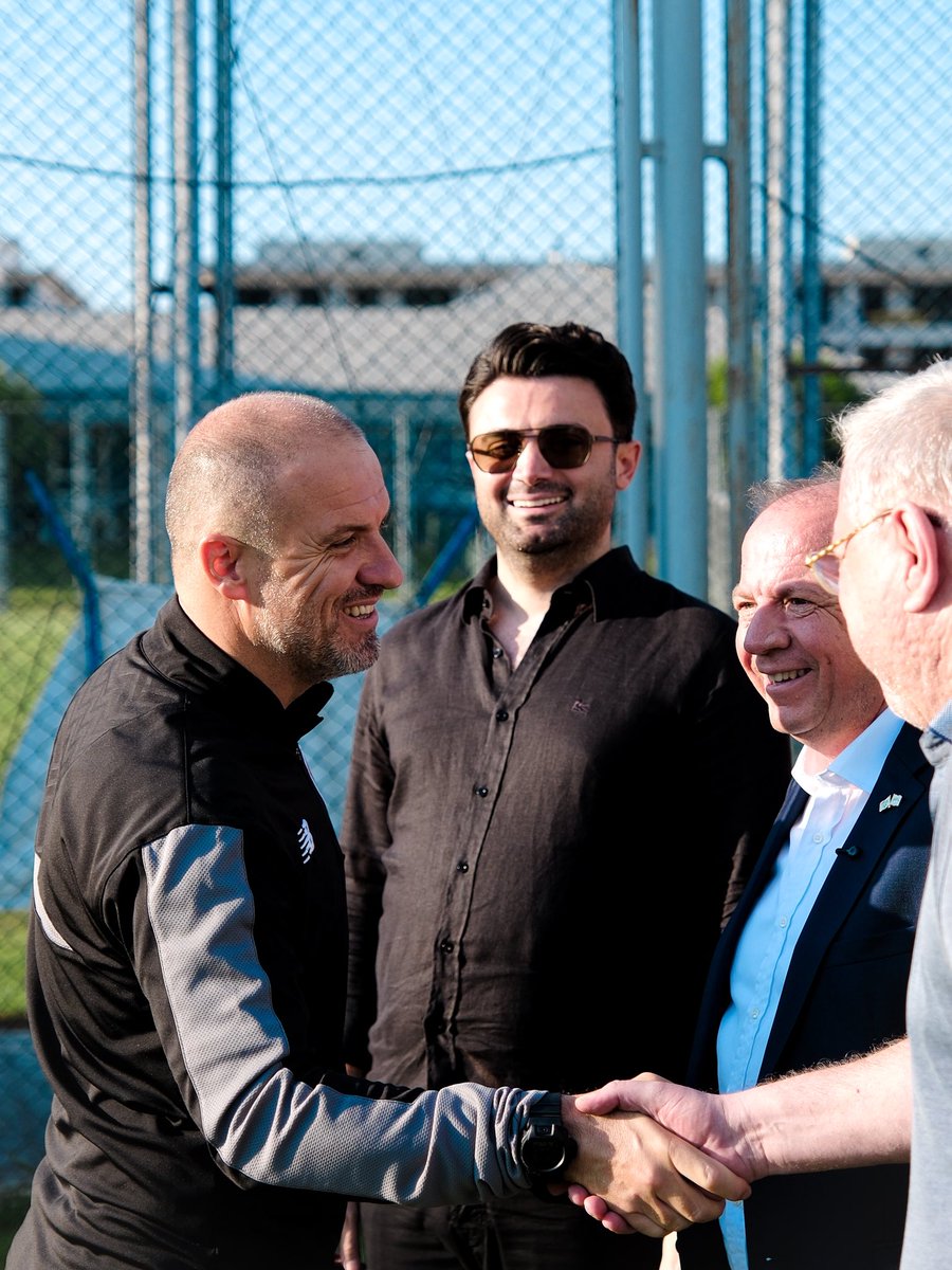 BursasporSk's tweet photo. Özer Matlı’dan Takımımıza Ziyaret

Matlı Şirketler Grubu Yönetim Kurulu Başkanı ve Bursa Ticaret Borsası Başkanı Özer Matlı, takımımızın bugünkü antrenmanını ziyaret etti.

Antrenman öncesi Başkanımız Enes Çelik ile birlikte sahaya gelen Özer Matlı, Teknik Direktörümüz Mustafa Er ve futbolcularımıza yeni sezon öncesinde başarılar diledi.