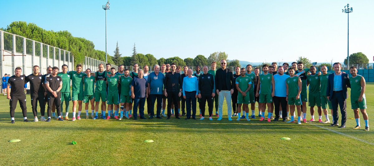BursasporSk's tweet photo. Özer Matlı’dan Takımımıza Ziyaret

Matlı Şirketler Grubu Yönetim Kurulu Başkanı ve Bursa Ticaret Borsası Başkanı Özer Matlı, takımımızın bugünkü antrenmanını ziyaret etti.

Antrenman öncesi Başkanımız Enes Çelik ile birlikte sahaya gelen Özer Matlı, Teknik Direktörümüz Mustafa Er ve futbolcularımıza yeni sezon öncesinde başarılar diledi.