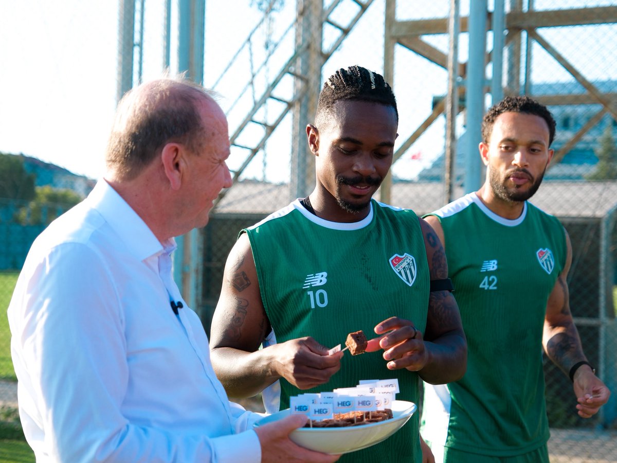 BursasporSk's tweet photo. Özer Matlı’dan Takımımıza Ziyaret

Matlı Şirketler Grubu Yönetim Kurulu Başkanı ve Bursa Ticaret Borsası Başkanı Özer Matlı, takımımızın bugünkü antrenmanını ziyaret etti.

Antrenman öncesi Başkanımız Enes Çelik ile birlikte sahaya gelen Özer Matlı, Teknik Direktörümüz Mustafa Er ve futbolcularımıza yeni sezon öncesinde başarılar diledi.