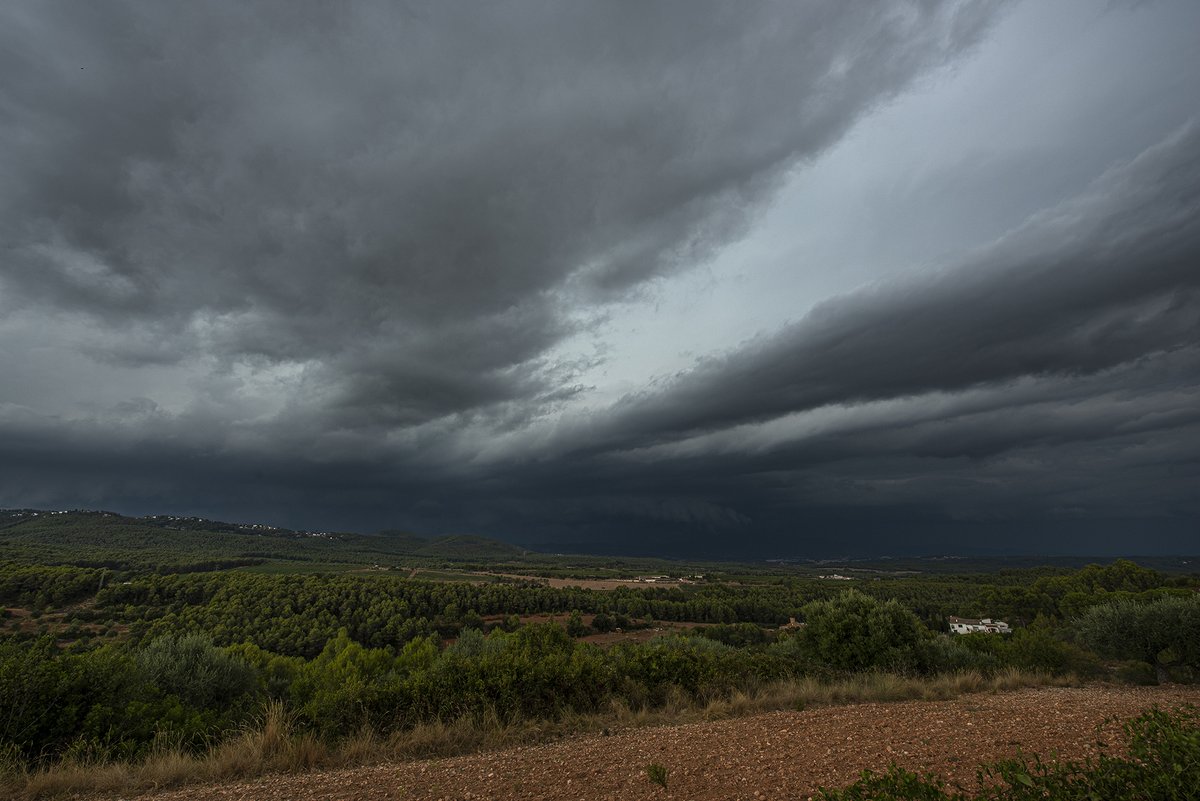 santquintimeteo's tweet photo. Evolució de la #tempesta al nord aquesta tarda des del mateix punt entre les 16.40 i 18.30 hores. @Vakapiupiuu @3CatInfoelTemps @meteorac1 @alcantara_alb @btveltemps @SoniaPapell @SergiLoras @Meteomaxima @tempsdemeteo @MeteoPenedesTV @IsaacVila9 https://t.co/1pbBVkjK7u