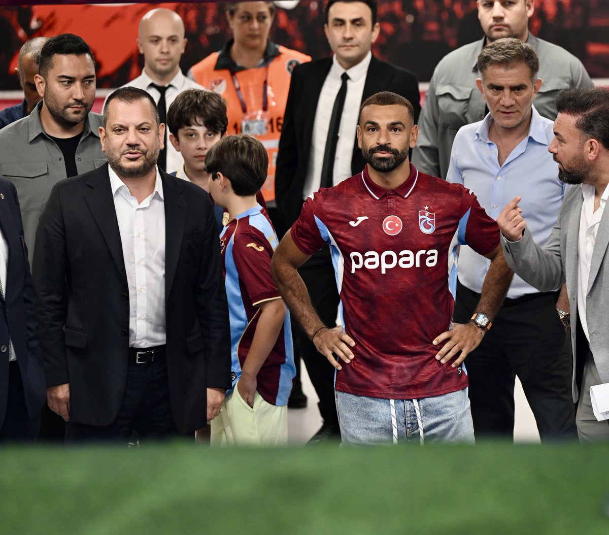 demarkesports's tweet photo. Soru: "Trabzonspor gömü mü buldu yorumları hakkında ne söylersiniz?"

Ertuğrul Doğan: "İstanbul takımları alınca bunlar konuşulmuyor, biz alınca konuşuluyor. Farklı bir şey söylemek istemiyorum bu camialara. Gereksiz konuşmalar. Geçen yılla birlikte 100 milyon euronun üzerinde satış yaptık. 100 milyon euro satış yapan bir takım, istediği oyuncuyu alabilir. İstesem, satabileceğim bir o kadar daha oyuncum var. Herkes bir şey uyduruyor. Sosyal medya, sallamanın sonu olmayan bir yer. Kimin konuştuğu da önemli. Herkese cevap vermemek gerekiyor."