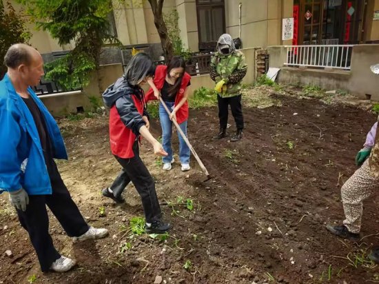 geoftheprinter1's tweet photo. Join our neighborhood community garden workday this Sat 9AM! Plant veggies, meet neighbors, and score free homemade lemonade. All ages welcome—no experience needed! https://t.co/0d4akfy9rq