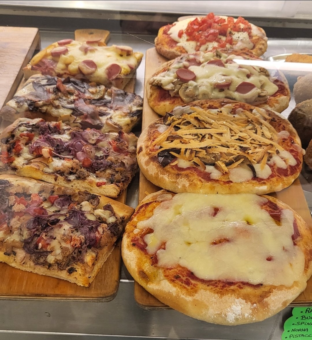 JPeppp's tweet photo. Dio benedica le rosticcerie. https://t.co/YjOZu2rAbZ