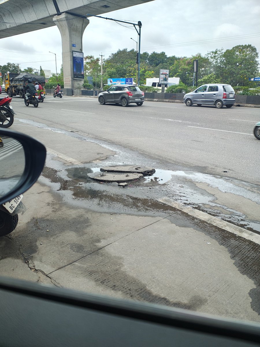 HydMyCity's tweet photo. @CommissionrGHMC  Fix this manhole - Pillar number 1058 Opps railway degree college TARNAKA SECUNDERABAD https://t.co/9FSW42rJO5