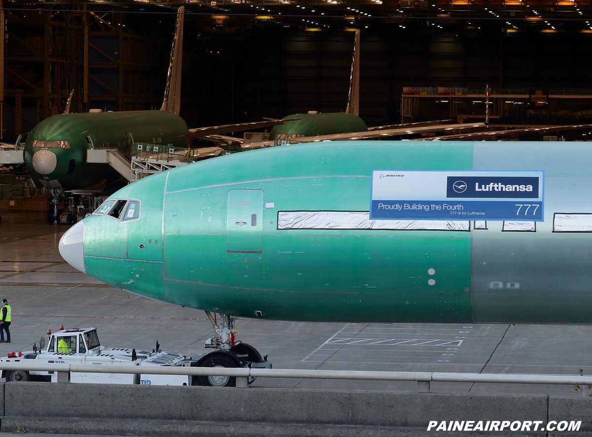 airplusnews's tweet photo. 🔴 Lufthansa sur le point de refuser les premiers Boeing 777X.

Lufthansa, client de lancement du Boeing 777X, a confirmé qu’elle refusera une partie des premiers exemplaires construits de l’avion. 

Le PDG Carsten Spohr a indiqué que la compagnie allemande est en discussions avec Boeing pour déterminer quels appareils ne seront pas acceptés en service commercial et lesquels pourront être modernisés grâce à une contribution financière du constructeur.

Cette position s’ajoute à celle d’Emirates, le plus gros client du programme, qui a déjà rejeté un lot d’une dizaine de 777-9 produits très tôt.

Le programme 777X, lancé en 2013, accuse désormais plus de sept ans de retard. Les premiers exemplaires ont été assemblés il y a plusieurs années et stockés en attendant la certification.