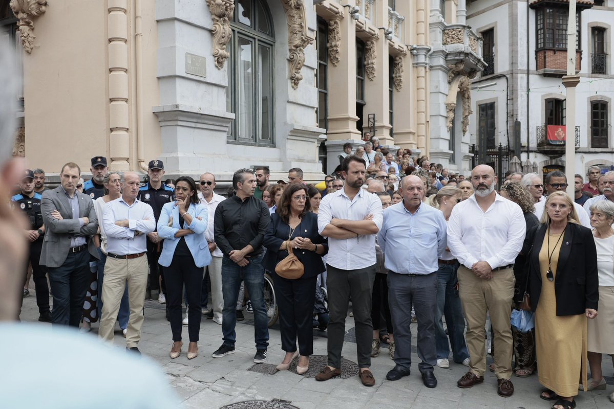 PP_Asturias's tweet photo. 🖤 Hoy en Llanes asistimos a la concentración para condenar el asesinato machista de Laura.

Nuestro más sentido pésame a su familia y seres queridos.

Condenamos con toda firmeza la violencia machista y reafirmamos nuestro compromiso por una sociedad libre de violencia. https://t.co/njojkpTt7n
