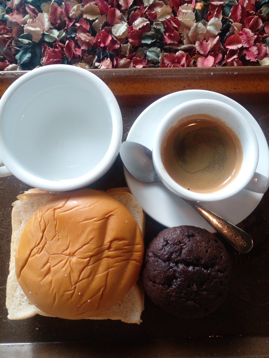 Tanuchphan's tweet photo. Soft day well spent at the cafe🌳🌸🌼💕❤️ https://t.co/RX5FVKPzLy