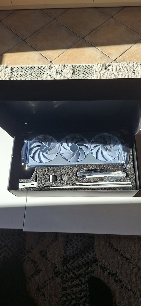 SahranREAL's tweet photo. Hiding carte installer 

Ca donne bien setup noir cart blanche :D

La difference de taille avec mon ancienne 🤣 https://t.co/4o98uWqPkx