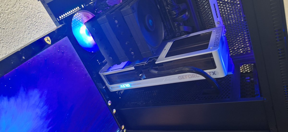 SahranREAL's tweet photo. Hiding carte installer 

Ca donne bien setup noir cart blanche :D

La difference de taille avec mon ancienne 🤣 https://t.co/4o98uWqPkx