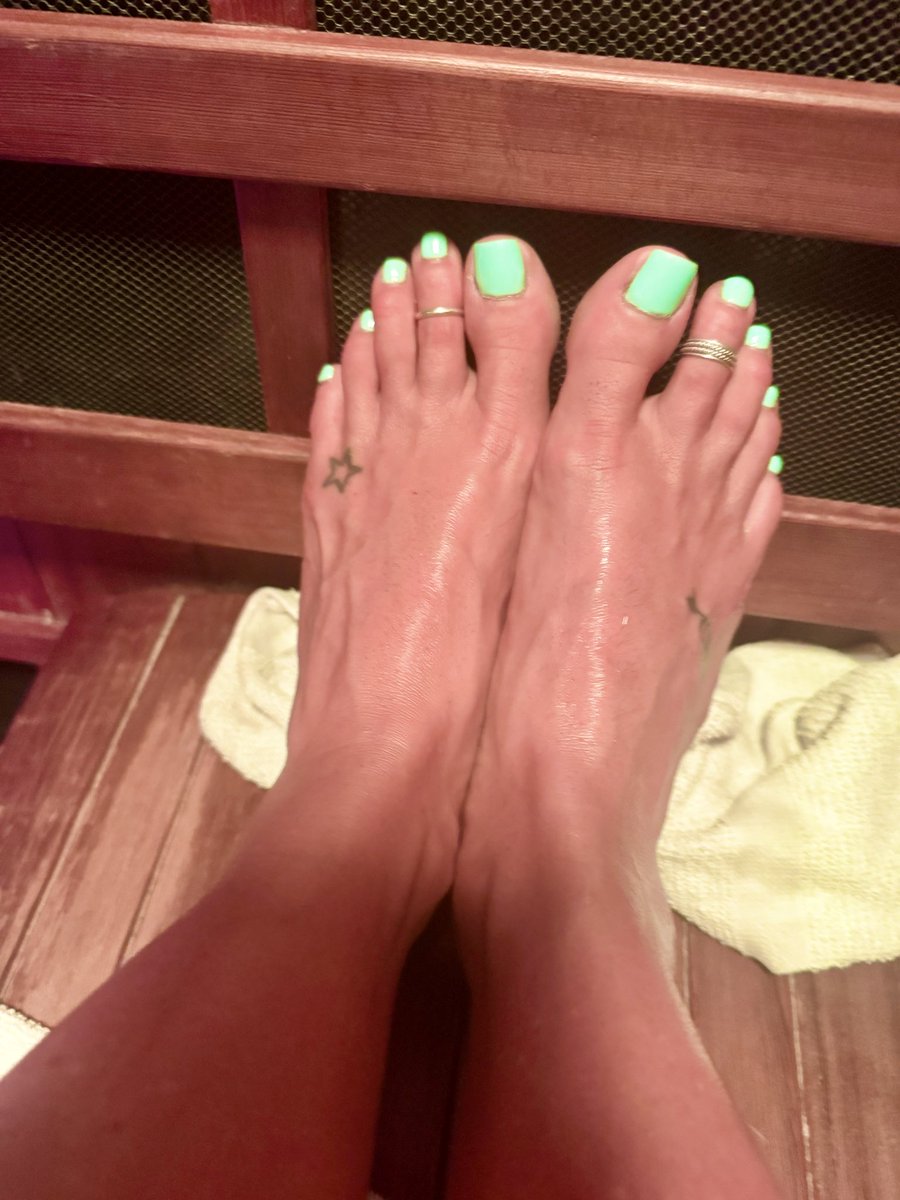staygolden76's tweet photo. Sauna glow + neon toes = pure trouble 💚🔥
These little stars are still warm, a little shiny, and feeling very neglected… anyone wanna come give me a foot massage 😏
#SaunaMom #NeonToes #FootTease #StayGolden https://t.co/Qcx5wnficL