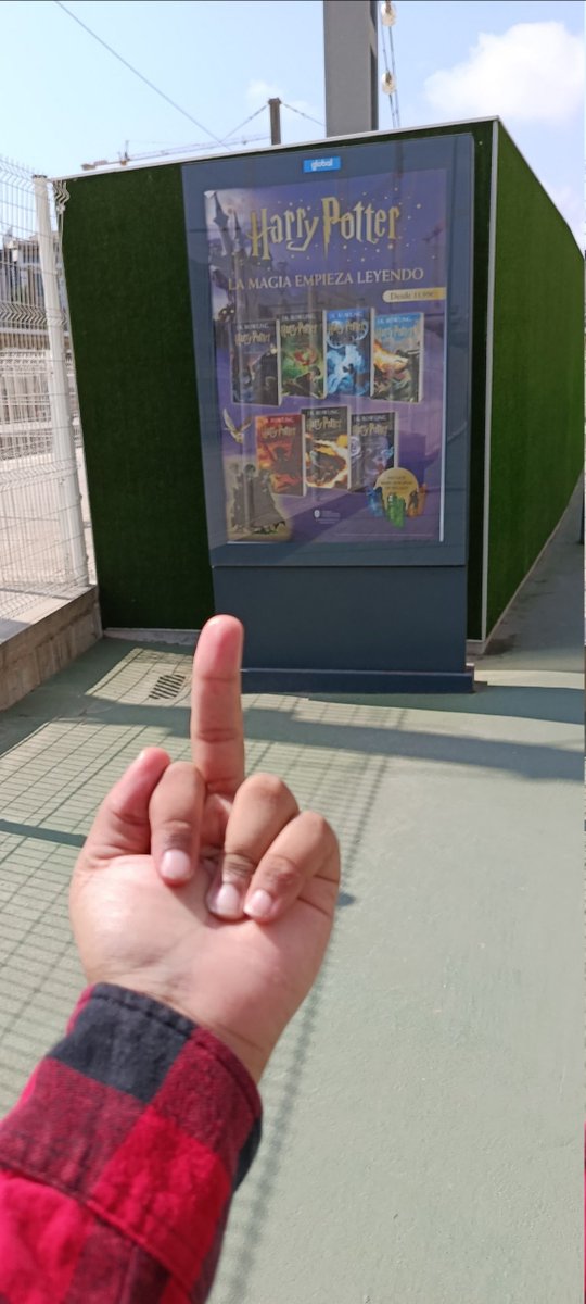 SayBrendilla's tweet photo. puede esta foto hacerle ratio a warner bros españa promocionando la basura de una transfoba que tiene moho en su casa? https://t.co/9ygqLa9xTL