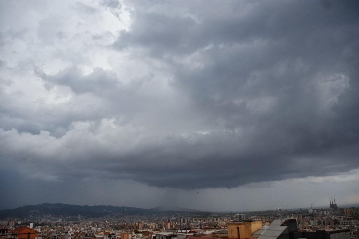 BonsEnric's tweet photo. Les tempestes arribant a la costa https://t.co/vfwNS1Dd52