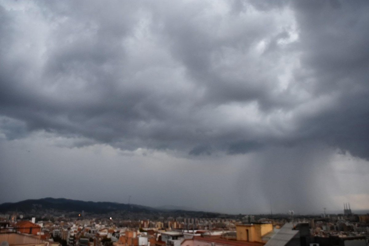 BonsEnric's tweet photo. Les tempestes arribant a la costa https://t.co/vfwNS1Dd52