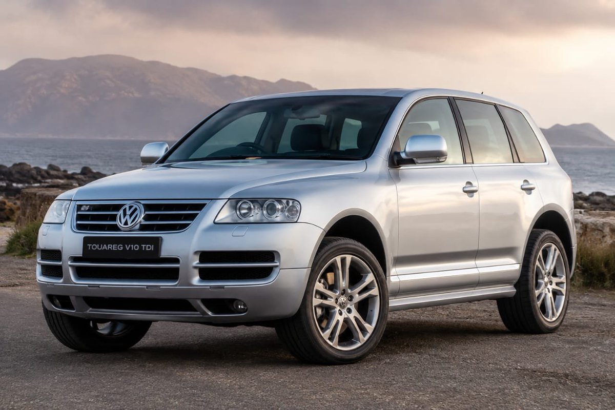 Adamcryptonit3's tweet photo. Wtf were VW engineers on in the early 2000s? A twin-turbo V10 DIESEL... in an SUV?? 🤣😭 

How am I only just finding out about the Touareg V10 TDI 😭? 

@VW https://t.co/8sXCaLXubm